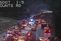 В США пассажирский поезд упал с моста на шоссе