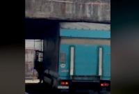 "Решил подпереть". В Киеве под Шулявским мостом застрял грузовик (видео)