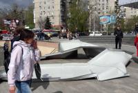 В Киеве на пенсионерку упал металлический лист обшивки с нового ТРЦ