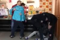 В Киеве агрессивные подростки устроили погром в супермаркете: ломали витрины, дрались с полицией (видео)