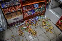 В Киеве неизвестные в масках разгромили продуктовый магазин