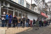 Слезы и 16 часов в очереди: киевские РГА не справляются с потоком желающих сменить место голосования на выборах