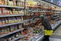 Украинцы тратят на еду почти половину своих доходов