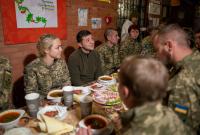 Зеленский в зоне ООС пообедал с военными