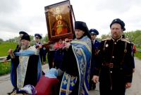 Лучше идите в храм: в России церковь раскритиковала мужчин, которые любят футбол
