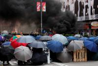 В Гонконге полиция разогнала демонстрантов слезоточивым газом и водометами с краской