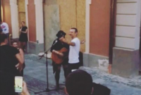 Вакарчук спел с уличными музыкантами во Львове (видео)