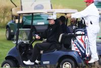 Трамп поехал играть в гольф во время урагана "Дориан" вместо визита в Польшу