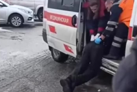 "Ноші для хворих": в РФ лікарі тягнули п’яного пацієнта просто по землі у машину швидкої (відео)