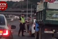 В Киеве водитель ГАЗа хотел выбросить мусор в лесу и, убегая от местных, протаранил Mercedes (видео)