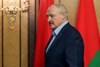 Лукашенко заявил, что "на ногах" перенес COVID-19