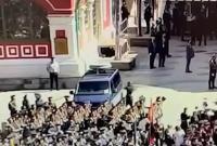 Инцидент на параде у Путина. Военнослужащий атаковал машину спецслужб РФ (видео)