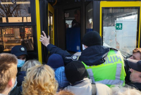Давка и штурм автобусов на "Черниговской": полиция Киева не пускает больше 10 человек
