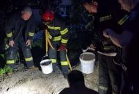В Киеве мужчину засыпало землей, пока тот копал колодец