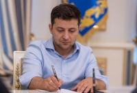 Зеленский просит обязать чиновников и депутатов декларировать операции с валютой