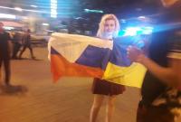Сеть разозлило видео, как в центре Киева "туристы" фотографировались с российским флагом (видео)