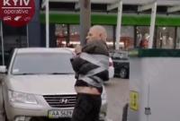 В Киеве пьяного виновника ДТП привязали к столбу (видео) В Киеве пьяного виновника ДТП привязали к столбу (видео)